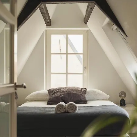 De Achterkamer, A Tiny Attic On The Herengracht Amsterdam