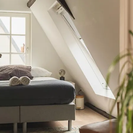 De Achterkamer, A Tiny Attic On The Herengracht