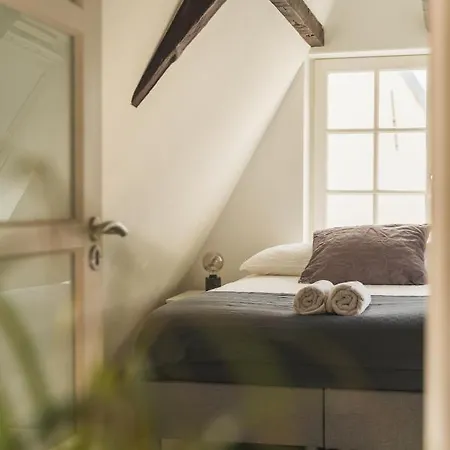 De Achterkamer, A Tiny Attic On The Herengracht
